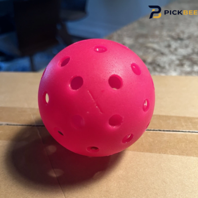 bóng pickleball màu hồng nổi bật trên sân chơi