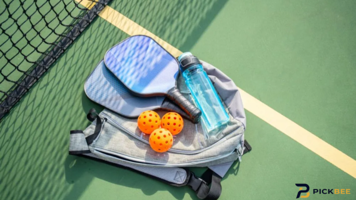 dụng cụ pickleball cho người mới bắt đầu gồm vợt bóng và giày thể thao
