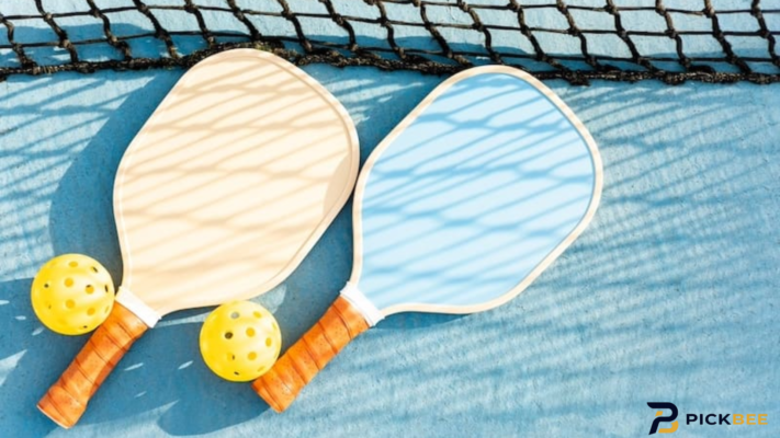 pickleball cho người mới bắt đầu tập luyện trên sân ngoài trời